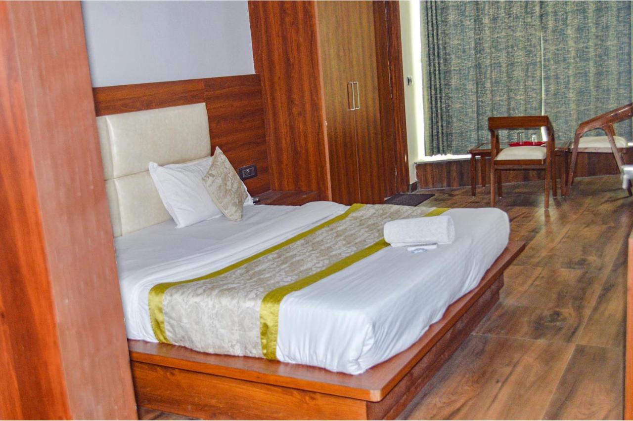 Fabhotel The Golf Inn Нойда Экстерьер фото