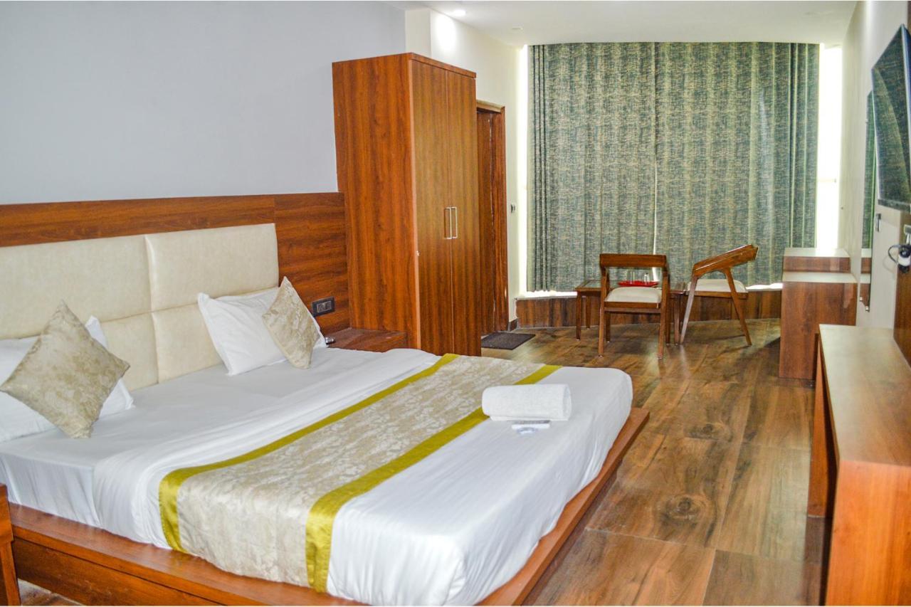 Fabhotel The Golf Inn Нойда Экстерьер фото