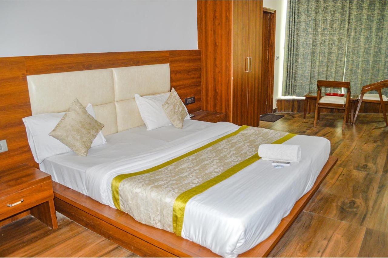 Fabhotel The Golf Inn Нойда Экстерьер фото